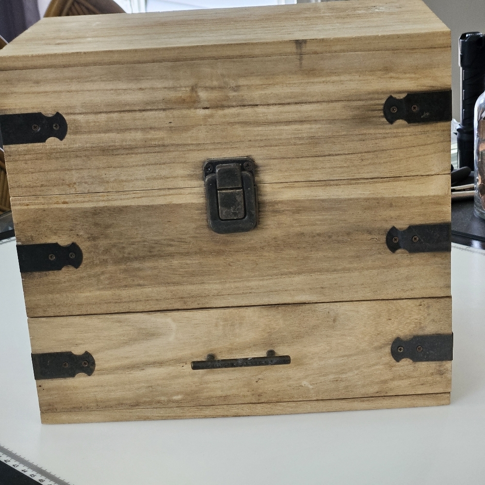Wooden Essential Oil Storage Box with Metal Hinges - Picture 2 of 9